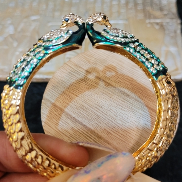 SOLD Amrita Singh Rare Red Austrian Crystal Emerald Peacock Gold Hinge Bracelet - Picture 14 of 16
